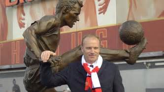 dennis bergkamp statue unveiled at emirates with arsenal legend hinting at return as coach