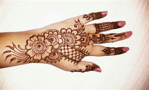 Hii All Here Is A Video For Simple And Easy Beautiful Mehndi Design
