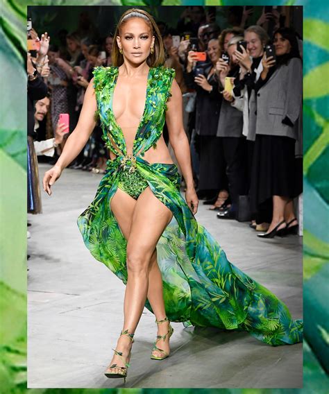 Jlo Green Dress Valentino Jennifer Lopez Green Valentino Cape In Instyle December 2018