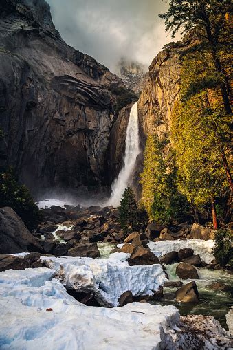 Winter On Yosemite Falls Fotografie Stock E Altre Immagini Di Acqua