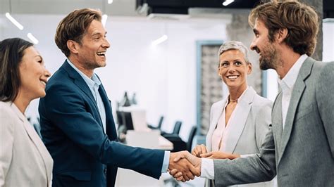 5 Ways to Stand Out from the Crowd When Hiring a Staffing Agency