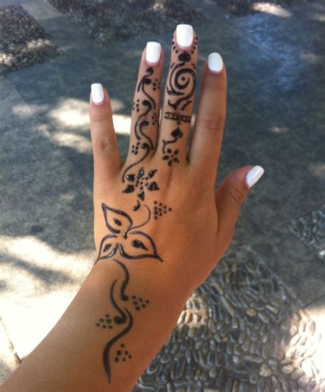 Traditional henna is drawn in delicate patterns on the hands and feet, but modern henna is applied in. Simple Henna Tattoo On Hand | Henna tattoo, Henna body art ...
