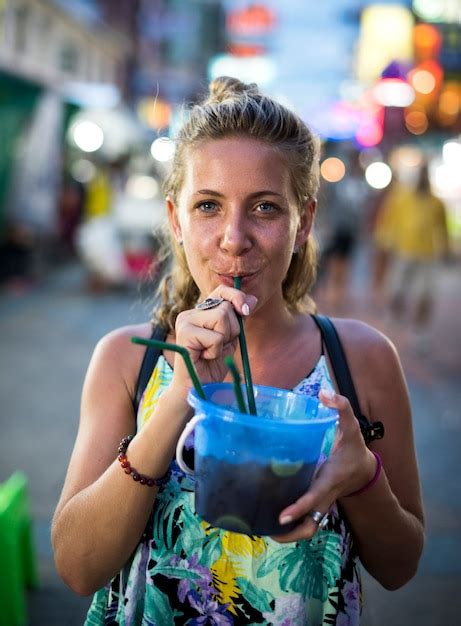 Un Turista De Sexo Femenino Que Disfruta De La Bebida Del Cubo En Khao San Road Bangkok