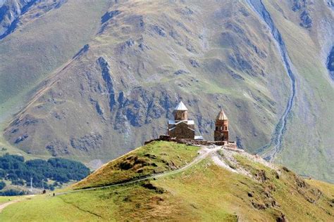 Poznaj największą bazę zdjęć podróżniczych w polsce. Świątynia Cminda Sameba na wzgórzu Gergeti (Gruzja) na ...