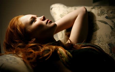 Women Redhead Actress Lying Down Hd Wallpapers Desktop And Mobile