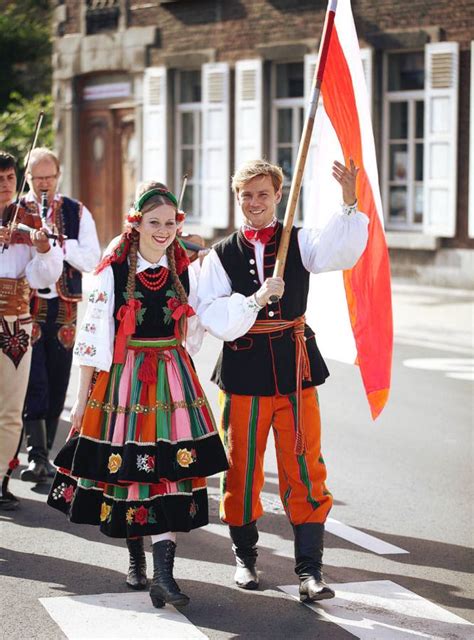regional costumes from Łowicz poland [source] polish folk costumes polskie stroje