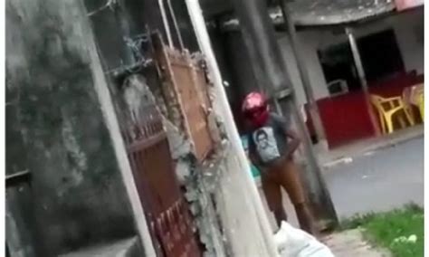 Tarado é flagrado se masturbando na frente de meninas em rua do bairro