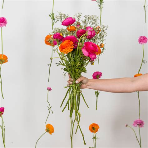 Fresh & frisky or a subtle romantic. This DIY Flower Backdrop Wall Is *Perfect* for Spring ...