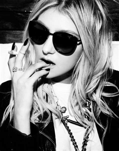 Taylor Momsen† Photo Taylor Momsen The Pretty Reckless Poses
