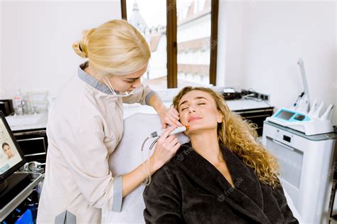 Premium Photo Professional Young Female Doctor Cosmetologist Doing