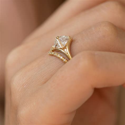 Detailed Star Engagement Ring With Triangle Diamonds Artemer