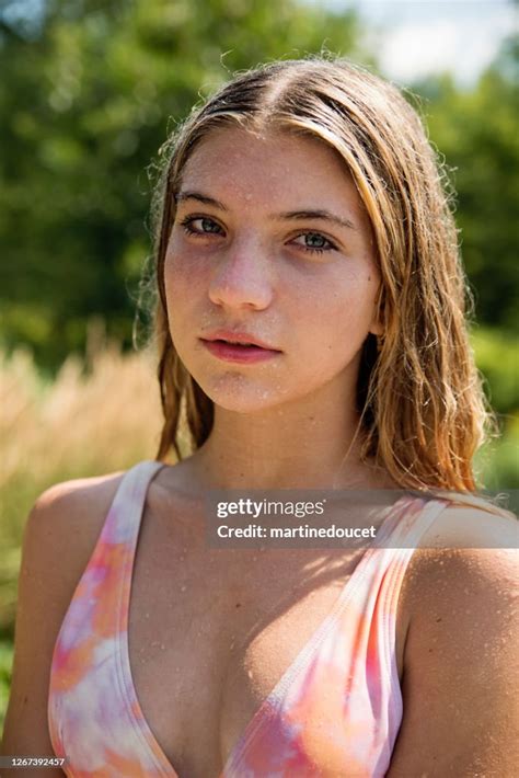 夏の自然の中で十代の少女の美しい肖像画 ストックフォト getty images