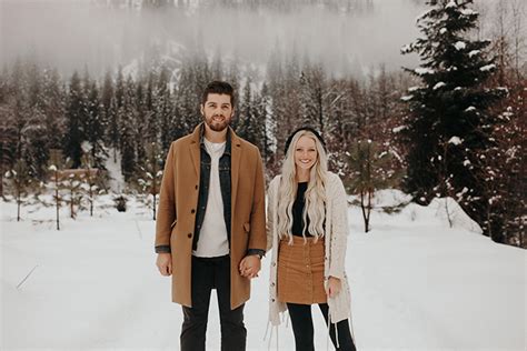 40 Outfits For Outdoor Engagement Photos