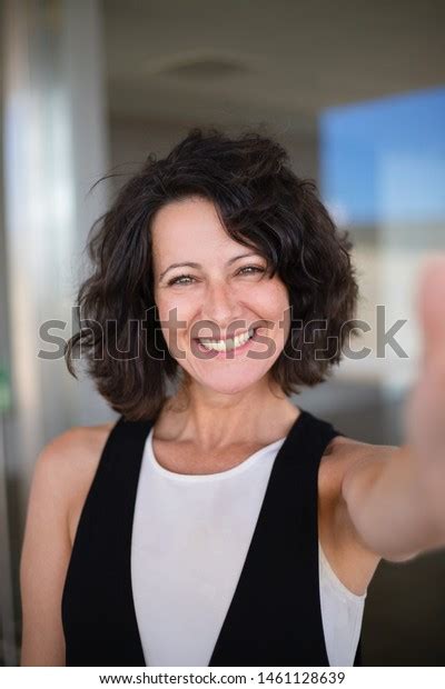 Selfie De Feliz Mujer De Cabello Rizado En Casual Excitante Mujer De