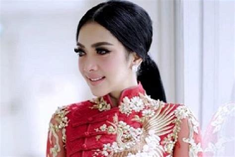 Gamis ala adik syahrini / syahrini ternyata pernah pakai cadar dan berbusana syari begini inspirasi gaya hijab syari ala syahrini semua berikut ini adalah koleksi baju gamis syahrini renda 2013. Syahrini Komentari Aksi Buka Baju Jonatan Christie