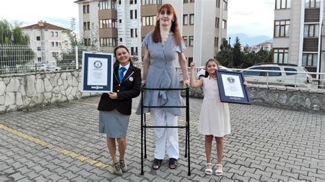 rumeysa gelgi inspirational turkish woman who is over 7ft sets record for tallest female in