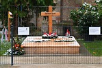 Helmut Kohls Grab mit Zaun, Videoüberwachung und Verbotsschildern