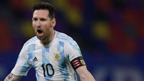 Watch Lionel Messi Celebrates Goal Infront Of Louis Van Gaal And Fights