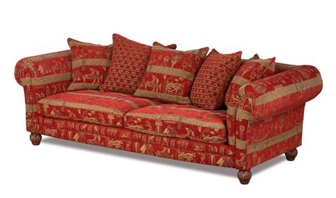 This interior of english living room furniture is very bright and friendly with shades of blue, mustard and flowery patterns that combine with the grille. Ein englisches Landhausstil Sofa im XXL Format mit ...