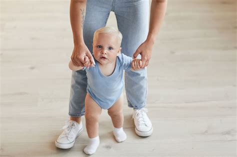 Primeros Pasos De Un Bebé Cómo Enseñar A Caminar A Mi Bebé Trucos