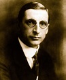1922 – Éamon de Valera resigns as President.