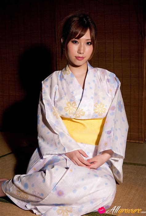 Gorgeous Gravure Idol Babe Slowly Takes Off Her White Kimono