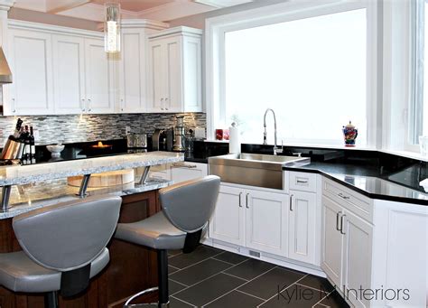 Going for that industrial age rugged look? White and gray marble island with black granite ...