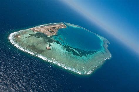 Kerajaan malaysia telah memantau pulau ini dan menegaskan bahawa pulau ini adalah kepunyaan malaysia kerana kedudukannya yang berada berhampiran dengan sabah. Atollo di Layang Layang - Nella Terra di Sandokan