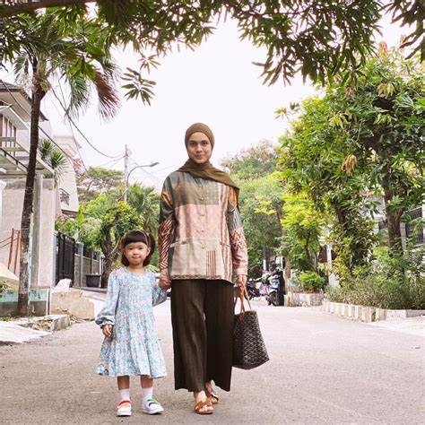 9 Potret Ootd Nycta Gina Bersama Buah Hati Mama Muda Hits