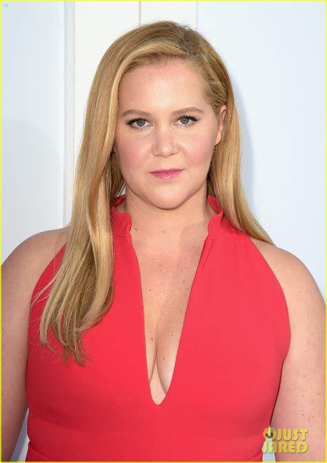 Amy Schumer Goes Pretty In Pink For I Feel Pretty Premiere Photo