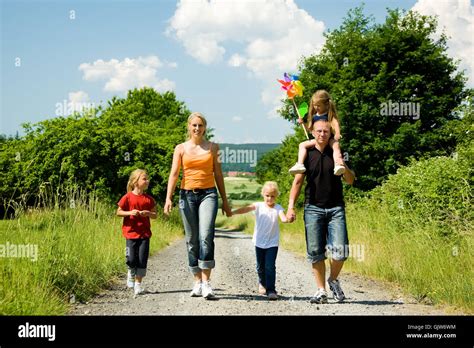 Familia Va A Dar Un Paseo En El Verano Fotografía De Stock Alamy