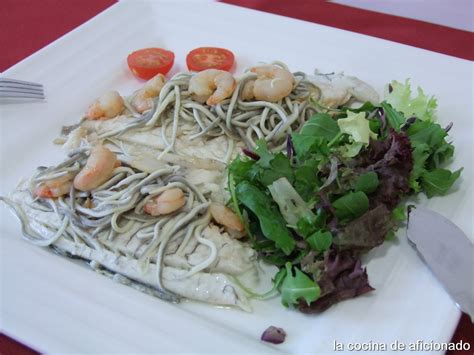 La Cocina De Aficionado Dorada Con Gulas Y Gambas