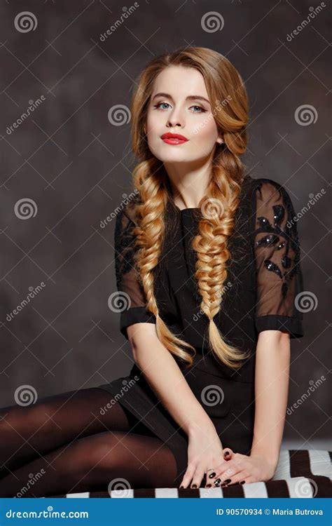 retrato de uma menina bonita glamoroso com tranças e brilhante foto de stock imagem de menina