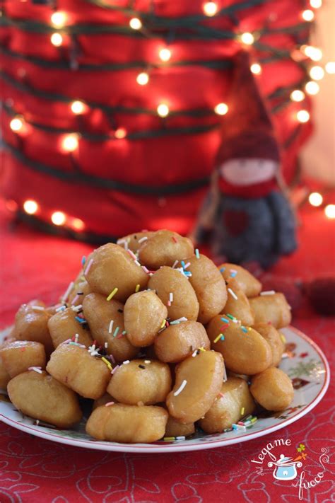 Struffoli al forno morbidi - ricetta natalizia facile e veloce