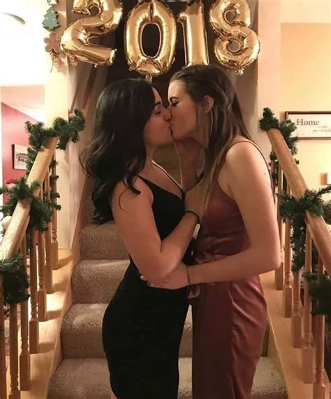 Pin Pastel Sos Cute Lesbian Couples Lesbian Pride Lesbians Kissing Couple Girls Girls In