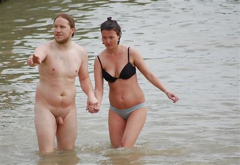 Langes Beiniges Euro Bikini Modell Geht Nackt Am Strand Private Fotos
