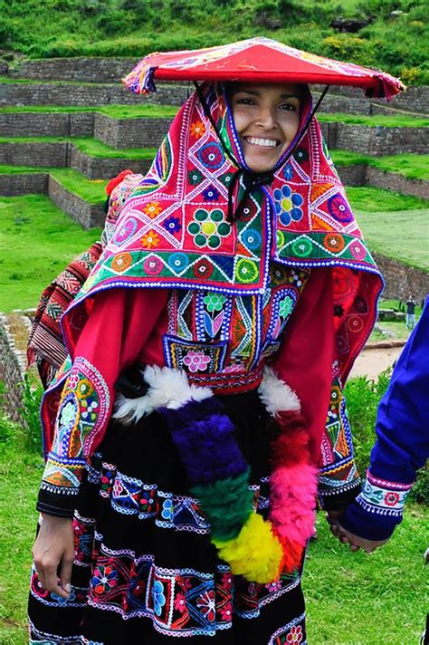 Traditional Peruvian Bride In Sacred Valley Near Cuzco Peru Roupas Tradicionais Roupas