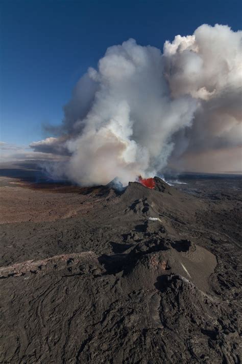 Lava flowing, and flowing ... - Icelandic Times