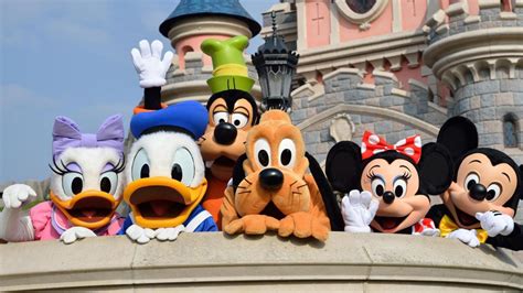 Mickey Mouse Et Ses Fidèles Amis à Laube De Ses 90 Ans