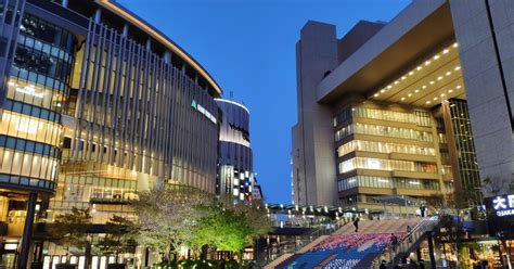 しもできなくなるのでしょうか。 実は、日本には都市封鎖を可能とする法律がありません。 宣言後も強制的な措置は限定的で、生活必需品などの買い出しはできます。 ｑ 緊急事態宣言が出されれば、ロックダウンされるのですか。 新型コロナウイルス緊急事態宣言下の大阪梅田は？ | ALIS