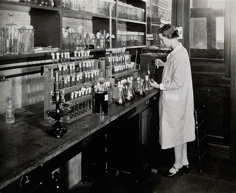 Filephiladelphia College Of Pharmacy And Science A Woman Making