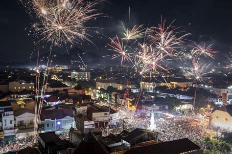 Happy New Year Celebrations Around The Globe Fireworks City Skyline