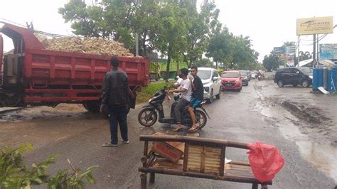 Pranatal mengatakan sopir truk trailer ditangkap oleh personel polres ngawi. Sopir Truk Terguling di Bandar Lampung Kaget Lihat Bus ...