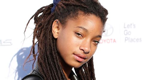In wednesday's episode of  red table talk , the actor and singer opened up about being polyamorous, which is defined as being in more than one intimate relationship at the same time. Willow Smith cuenta que es bisexual - Hay una lesbiana en ...