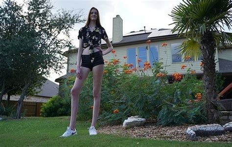 Маки Каррин летняя девушка с самыми длинными в мире ногами
