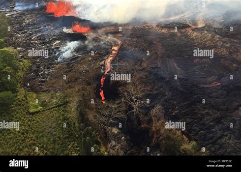 Hawaii Usa 20th May 2018 Channelized Lava Streams Down Fissure 20