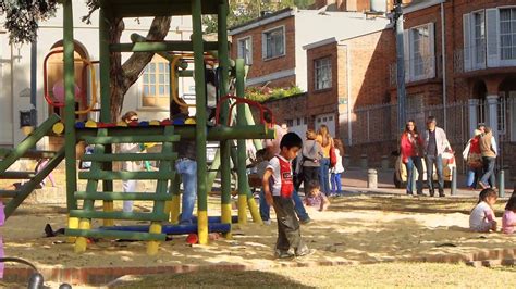 8638 Niños Juegan En Un Parque Infantil Efecto Días En El Parque
