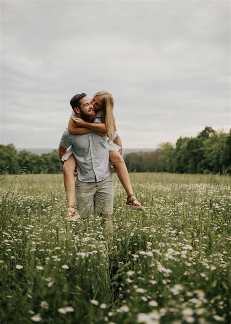 Wild Flower Field Couples Shoot In Geneseo Ny Brooke Nick In 2021 Couples Photoshoot