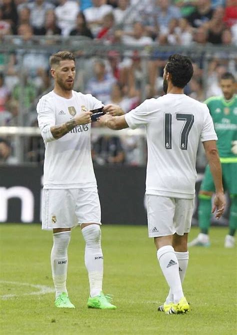 Sergio Ramos Giving His Captain Armband To Arbeloa Amazing ‎sr4