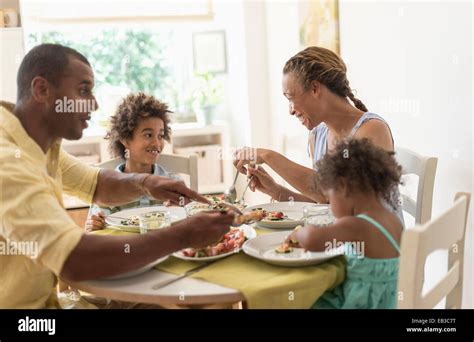 Familia Comiendo Juntos En La Mesa De Comedor Fotografía De Stock Alamy